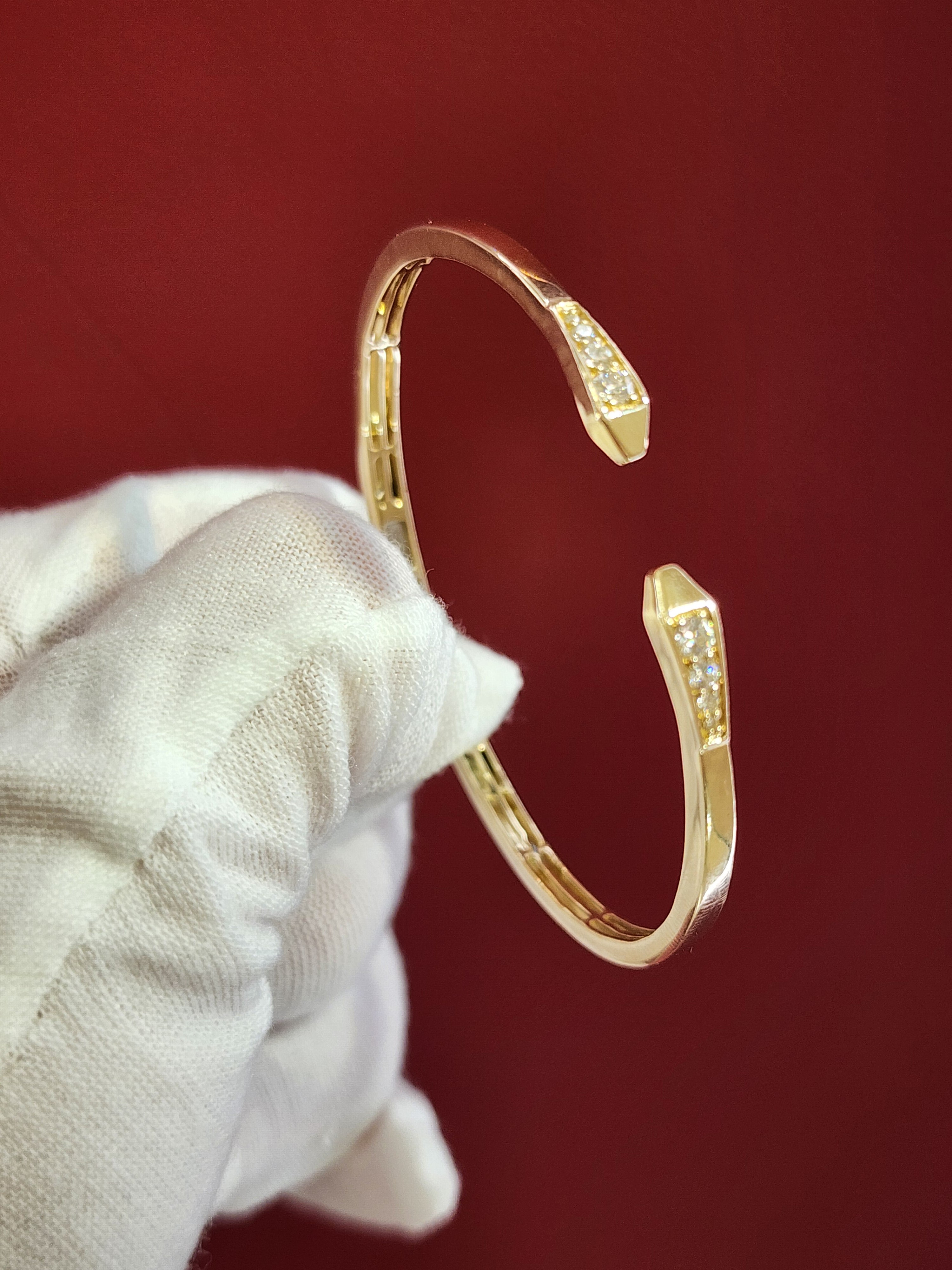14K Yellow Gold Round Cut Diamond Bangle – 0.32 CT